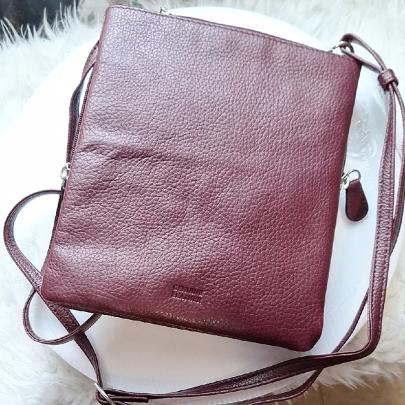 Burgundy Leather Crossbody Bag with Adjustable Strap and Multiple Compartments - Picture 3 of 5